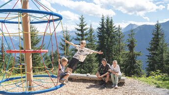 Kinder spielen am Spielplatz am Berg, Klettern am Gerüst | © saalbach.com, Karin Pasterer