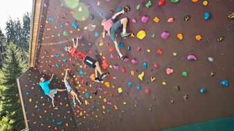 Kinder bouldern auf der Kletterwand | © saalbach.com, Mirja Geh