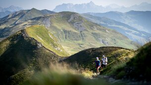 Zwei Personen wandern am Berg in Saalbach Hinterglemm | ©  saalbach.com, Stefan Voitl
