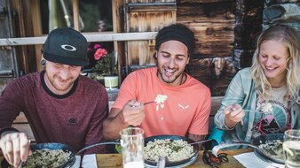 Kulinarik am Berg mit Kasnocken | © saalbach.com, Mia Knoll