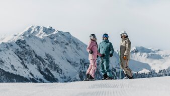 Skicircus Saalbach Hinterglemm Leogang Fieberbrunn, drei Personen stehen auf der Piste  | © saalbach.com, Georg Lindacher