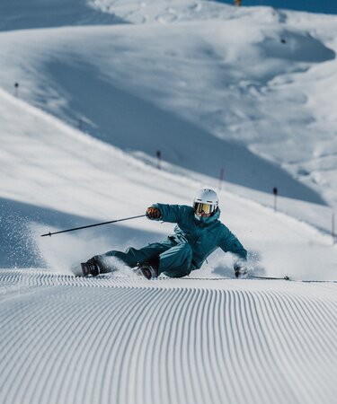 Skicircus Saalbach Hinterglemm Leogang Fieberbrunn, eine Person rast die Piste hinunter | © saalbach.com, Georg Lindacher