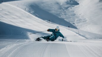 Skicircus Saalbach Hinterglemm Leogang Fieberbrunn, eine Person rast die Piste hinunter | © saalbach.com, Georg Lindacher