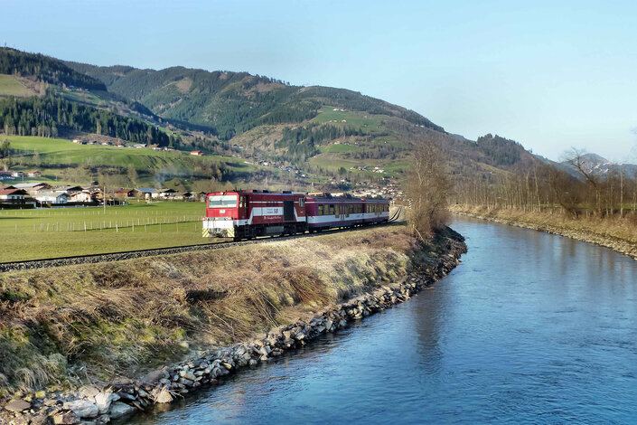 Zug der Pinzgauer Lokalbahn Fährt am Flus entlang | © Pinzgauer Lokalbahn
