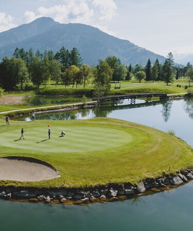 Golfen in Zell am See-Kaprun mit Blick aufs Kitzsteinhorn | © Zell am See-Kaprun Tourismus